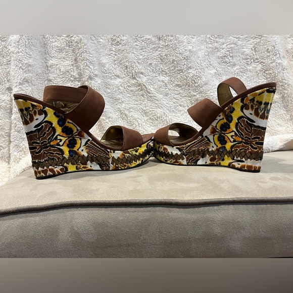 Nine West Shoes - Stunning 9 West wedge sandals with gold detail!